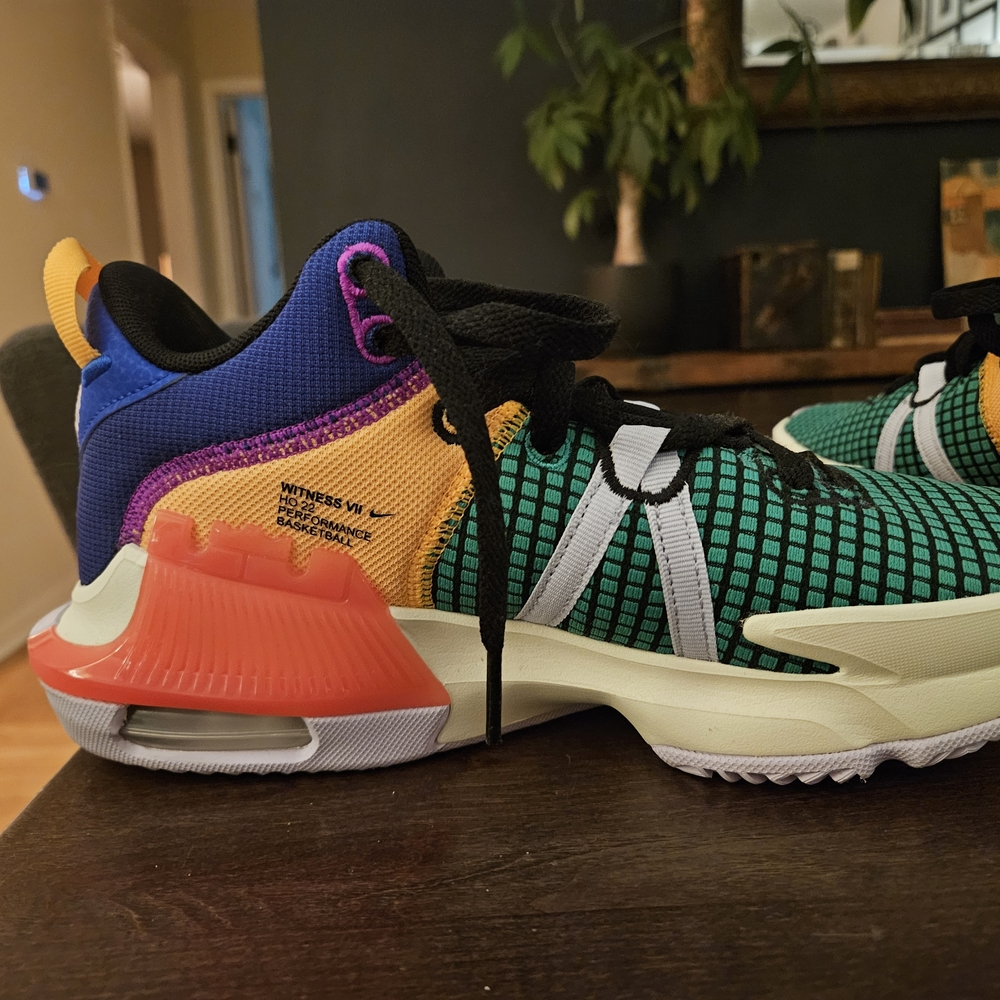 Nike Kids LeBron Shoes Like New 7.5 - Picture 2 of 5